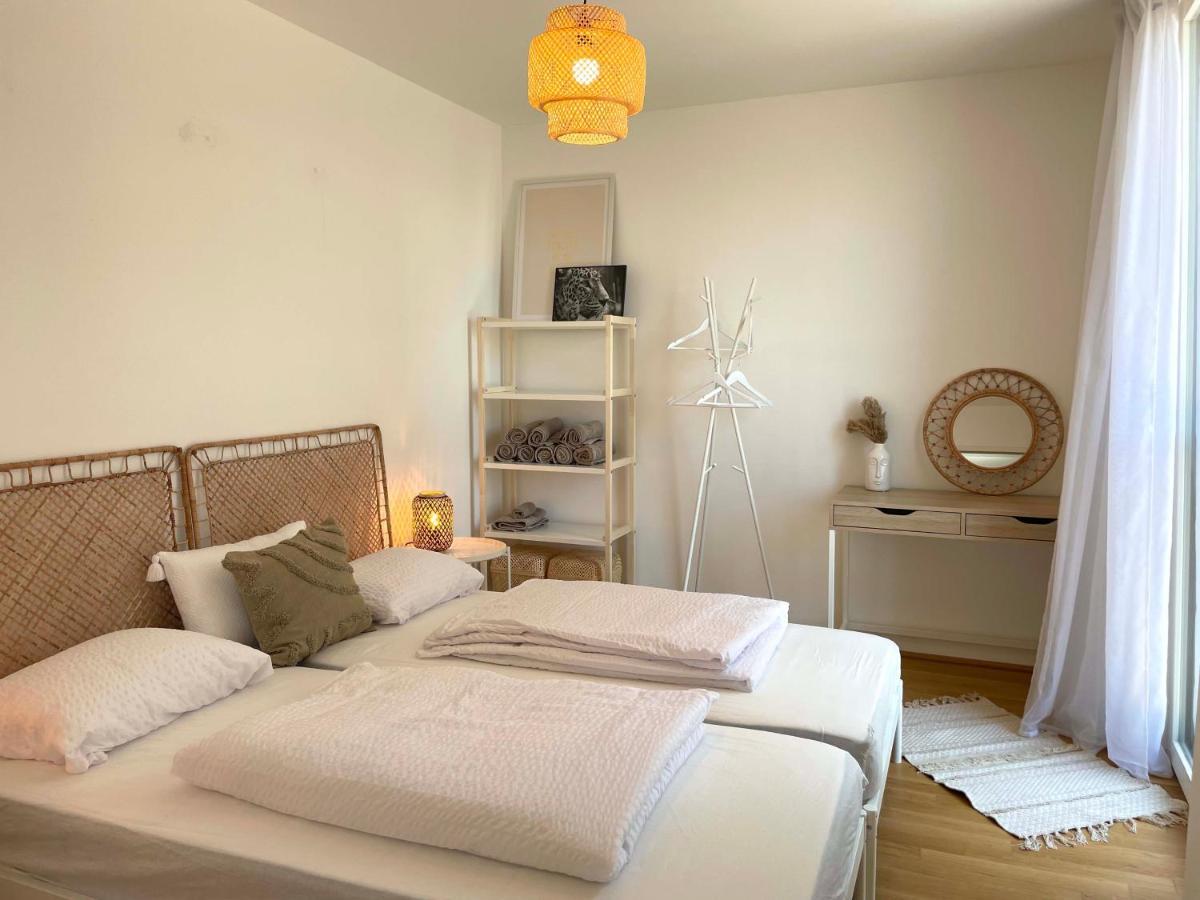 Urban Oasis: Stylische Wohnung Відень Екстер'єр фото