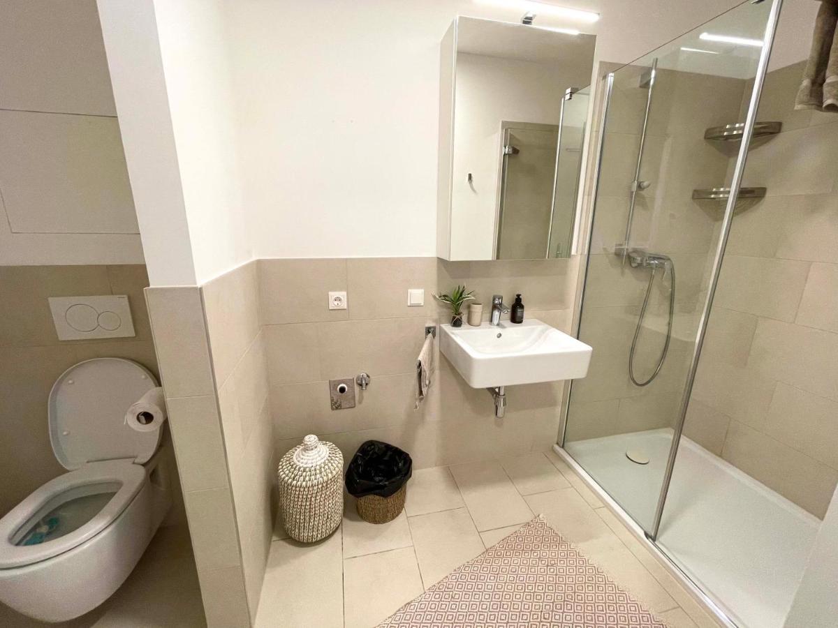 Urban Oasis: Stylische Wohnung Відень Екстер'єр фото